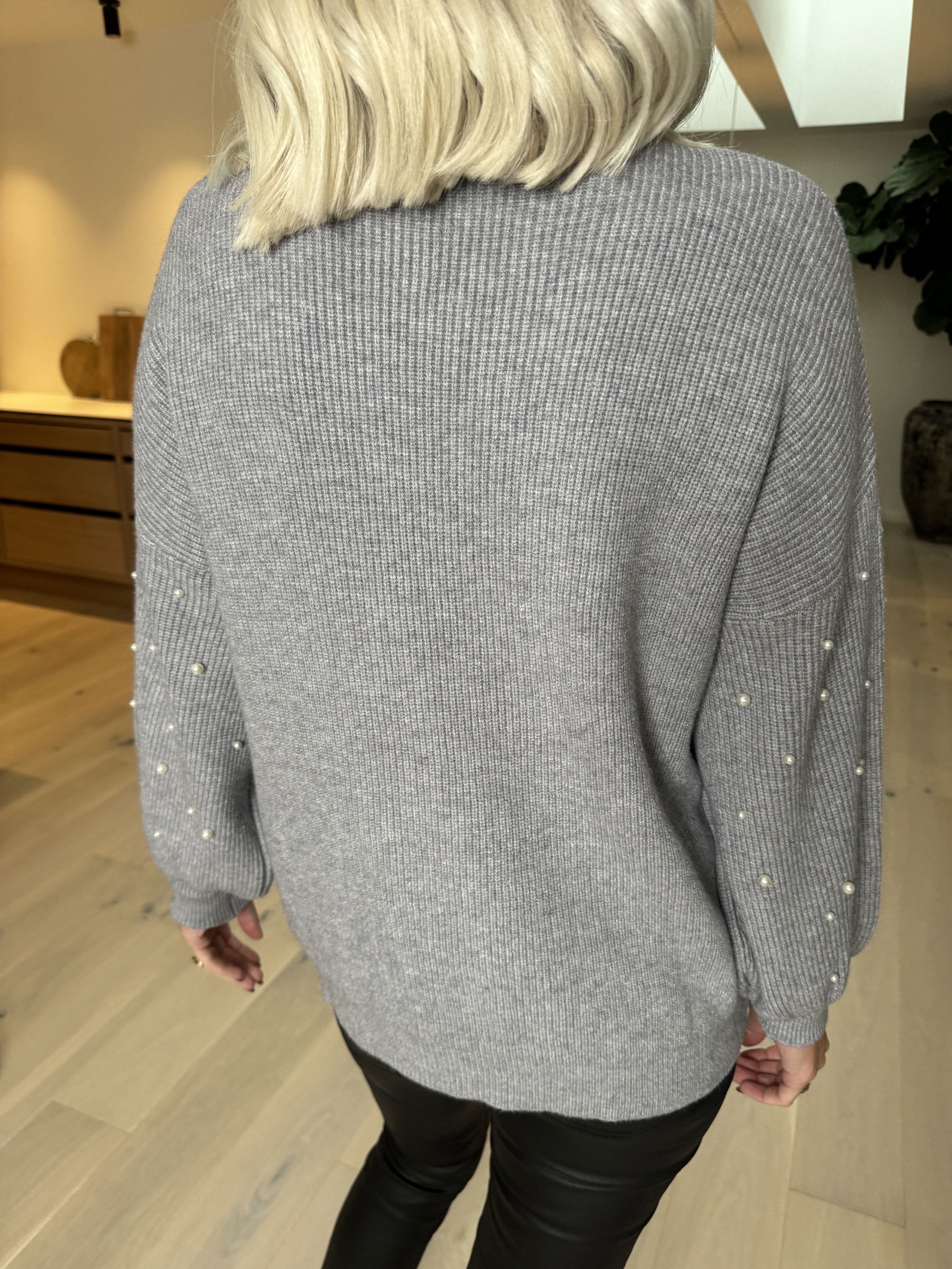 Diara - Strikbluse med ballonærmer og hvide perler